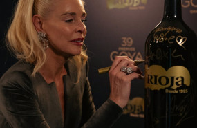 ep la actriz belen rueda firma una de las botellas especiales de rioja del centenario