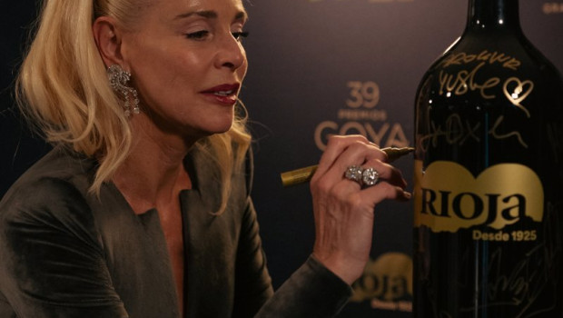 ep la actriz belen rueda firma una de las botellas especiales de rioja del centenario