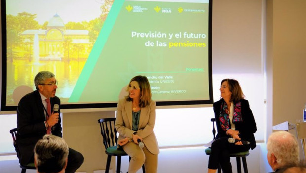 ep la directora general de inverco elisa ricon y la presidenta de unespa mirenchu del valle durante