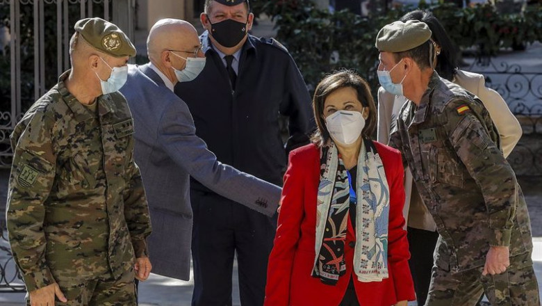 La ministra de Defensa, Margarita Robles, durante su visita al Regimiento Nuclear, Biológico y Químico Valencia nº 1 en el acuartelamiento Daoiz y Velarde de Paterna (Valencia). | Rober Solsona - Europa Press ep la ministra de defensa margarita robles durante su visita al regimiento nuclear biologico y