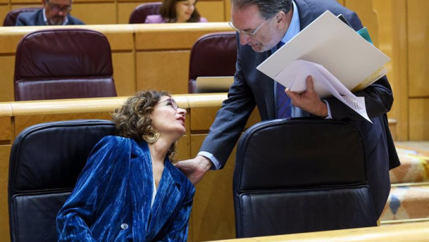 ep la vicepresidenta primera y ministra de hacienda maria jesus montero y el senador de junts josep