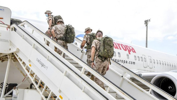 ep legionarios embarcan en el avion cuyo vuelo ha sido cancelado