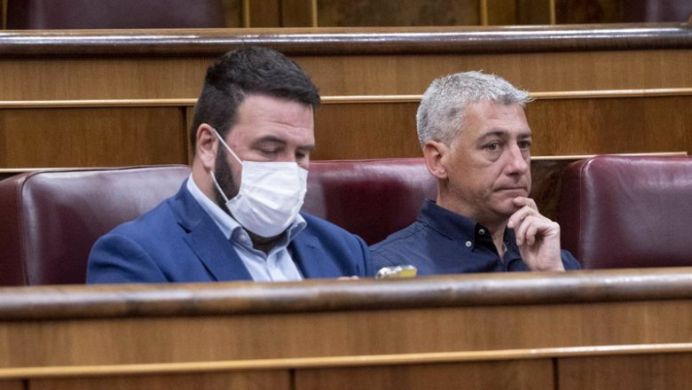 Los diputados de EH Bildu, Jon Iñarritu (i) y Oskar Matute (d), en una sesión plenaria, en el Congreso | Alberto Ortega - Europa Press ep los diputados de eh bildu jon inarritu i y oskar matute d en una sesion plenaria en el congreso