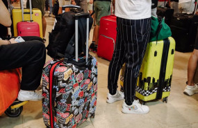 ep pasajeros esperan en los mostradores de facturacion de su aerolinea el dia 1 de julio en la ep pasajeros esperan en los mostradores de facturacion de su aerolinea el dia 1 de julio en la