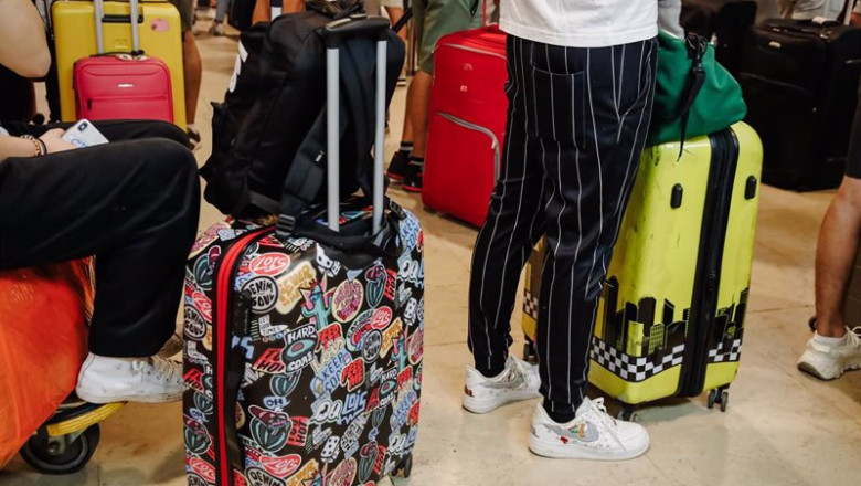 ep pasajeros esperan en los mostradores de facturacion de su aerolinea el dia 1 de julio en la