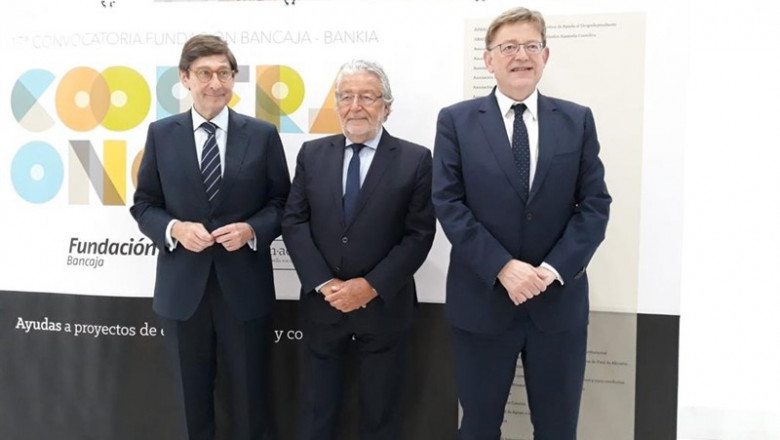 El presidente de Bankia, José Ignacio Goirigolzarri, junto al responsable de la Fundación Bancaja, Rafael Alcón, y el 'president', Ximo Puig | EUROPA PRESS ep presidentebankia jose ignacio goirigolzarri juntoresponsablela fundacion bancaja rafael alcon y el president ximo puig