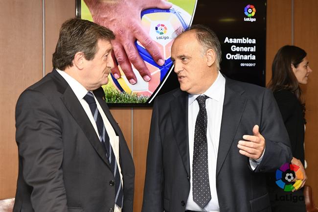 El presidente de LaLiga, Javier Tebas, y el de la RFEF, Juan Luis Larrea | LALIGA ep presidentelaliga javier tebas yderfef juan luis larrea