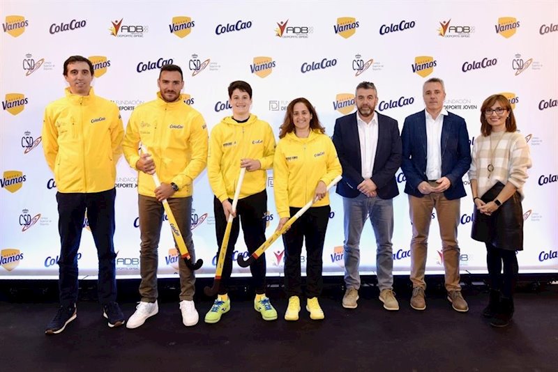 ep saul craviotto en la entrega de la beca cola cao a moises cantin