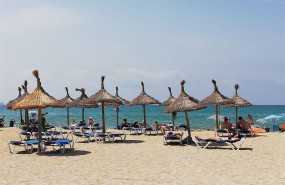 ep turistashamacas bajosombrillasla playapalma