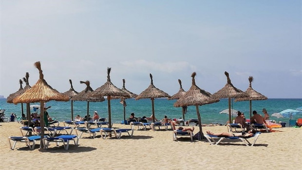 ep turistashamacas bajosombrillasla playapalma