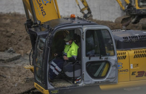 ep un trabajador de la construccion protegido con mascarilla en su jornada laboral