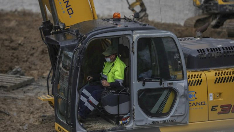 ep un trabajador de la construccion protegido con mascarilla en su jornada laboral ep un trabajador de la construccion protegido con mascarilla en su jornada laboral