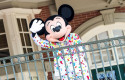 ep un trabajador disfrazado del personaje mickey mouse en el parque de atracciones walt disney