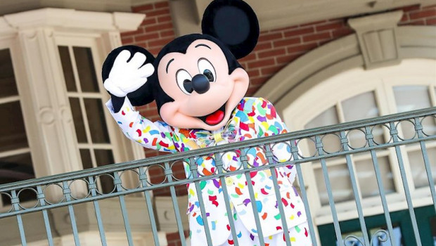 ep un trabajador disfrazado del personaje mickey mouse en el parque de atracciones walt disney