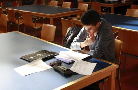 ep un universitario estudia en la biblioteca de la universidad de toledo