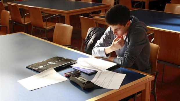 ep un universitario estudia en la biblioteca de la universidad de toledo
