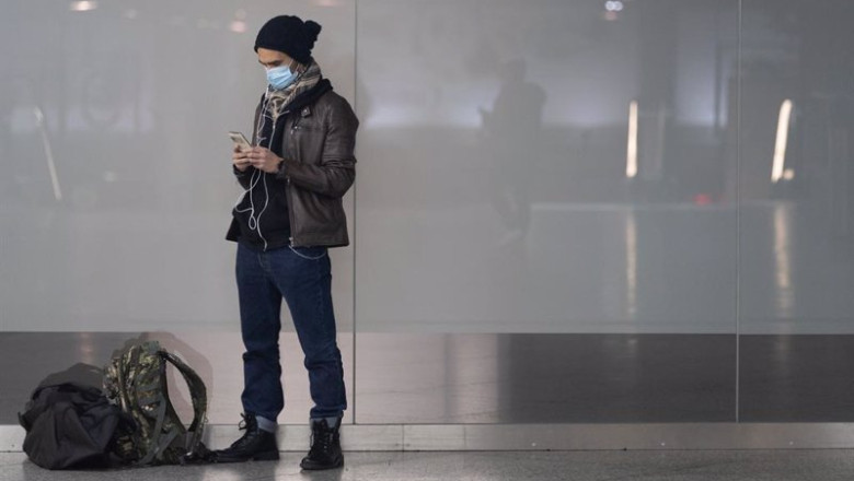 ep un viajeros consulta su movil en la estacion de tren de atocha ep un viajeros consulta su movil en la estacion de tren de atocha