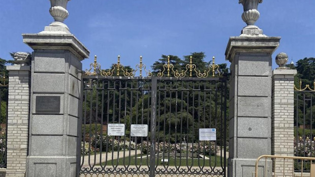 ep una de las puertas cerradas del parque de la rosaleda uno de los grandes parques de madrid