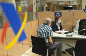 ep una empleada atiende a una persona de manera presencial desde una oficina de la agencia