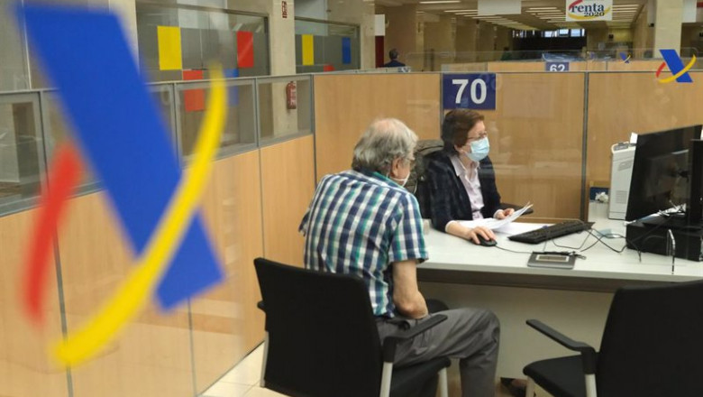 Una empleada atiende a una persona de manera presencial desde una oficina de la Agencia Tributaria, a 2 de junio de 2021, en Guzmán el Bueno, Madrid, (España). | Cézaro De Luca - Europa Press ep una empleada atiende a una persona de manera presencial desde una oficina de la agencia