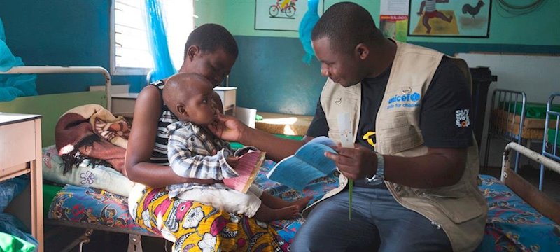 Una Madre Sostiene A Su Hijo De 18 Meses Mientras Lo Atienden En Un Hospital Del Distrito De Balaka En Malawi. | UNICEF/SEBASTIAN RICH ep una madre sostiene a su hijo de 18 meses mientras lo atienden en un hospital del distrito de