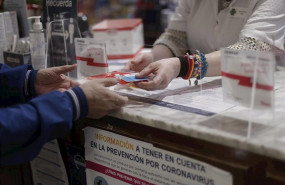 ep una persona recoge una mascarilla de la farmacia cea una de las 2882 farmacias madrilenas que