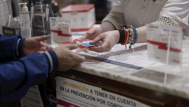 ep una persona recoge una mascarilla de la farmacia cea una de las 2882 farmacias madrilenas que