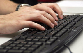 ep usuario utilizando un teclado de ordenador