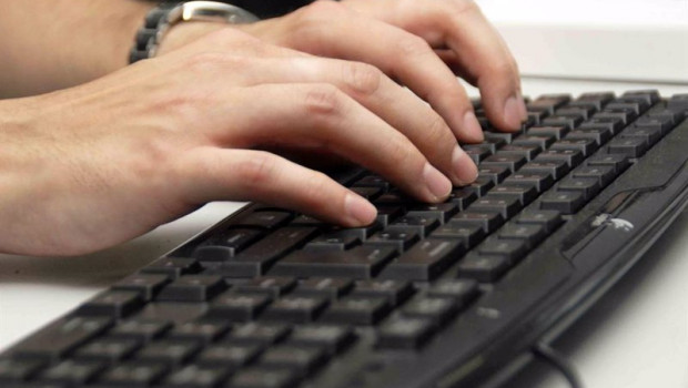 EUROPA PRESS - Archivo ep usuario utilizando un teclado de ordenador