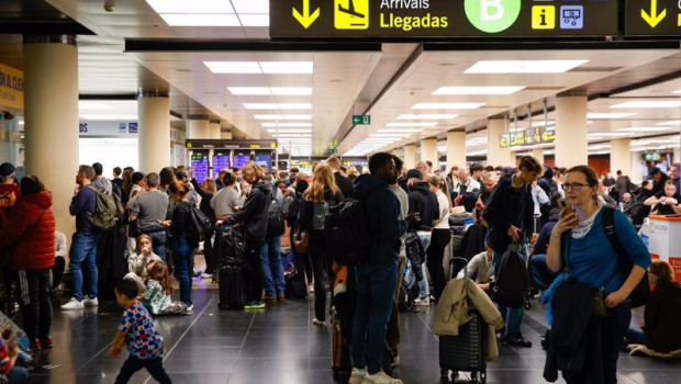 ep varias personas en el aeropuerto de barcelona el prat
