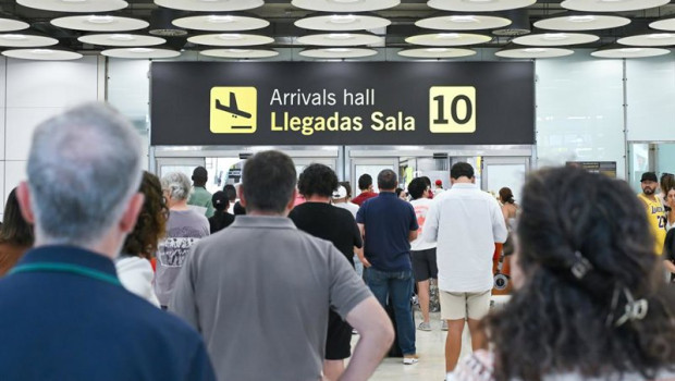 ep varias personas en la zona de llegadas de la t4 a 9 de agosto de 2026 en madrid espana el boletin