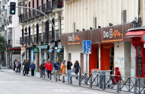 ep varias personas esperan en una cola para entrar al supermercado dia durante el primer dia de la ep varias personas esperan en una cola para entrar al supermercado dia durante el primer dia de la
