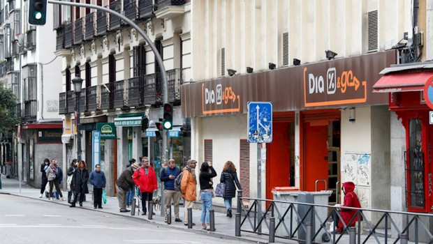ep varias personas esperan en una cola para entrar al supermercado dia durante el primer dia de la