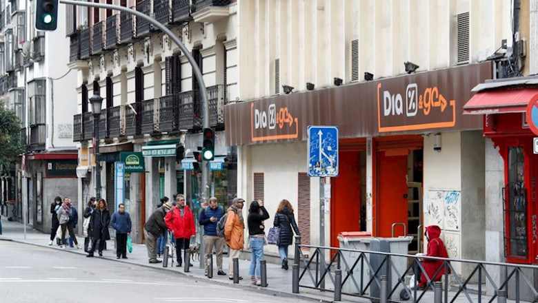 Varias personas esperan en una cola para entrar al supermercado Dia durante el primer día de la cuarta semana de estado de alarma decretado por el Gobierno para combatir el coronavirus, en Madrid (España) a 6 de abril de 2020. | Óscar J.Barroso - Europa Press ep varias personas esperan en una cola para entrar al supermercado dia durante el primer dia de la