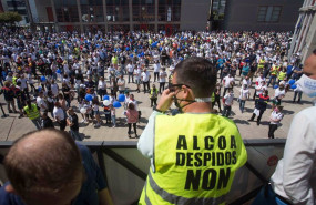 ep varias personas participan en una concentracion en conmemoracion del ano de lucha por la planta