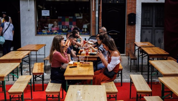 ep varios jovenes beben cerveza y comen algo en la terraza de un bar durante la feria medieval de el