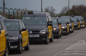 ep varios taxistas en una marcha lenta de taxistas en la t1 del aeropuerto de el prat de barcelona a
