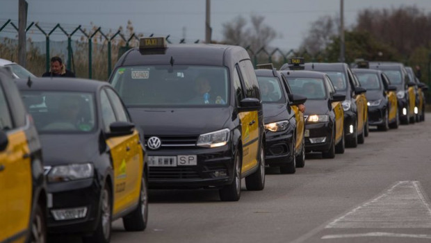 ep varios taxistas en una marcha lenta de taxistas en la t1 del aeropuerto de el prat de barcelona a