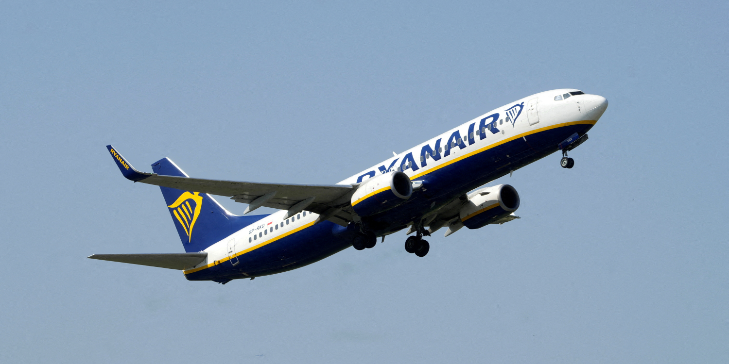 l avion boeing 737 8as de ryanair decolle de l aeroport international de riga 