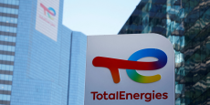 le logo de totalenergies a paris 