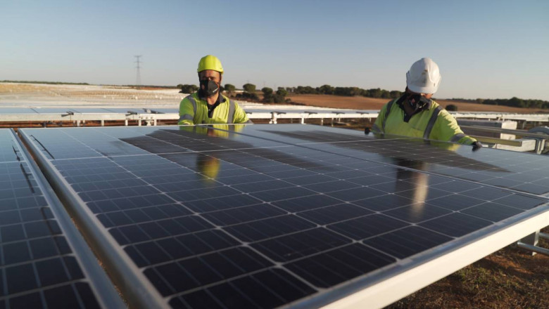 Operarios poniendo a punto las placas fotovoltaicas de la planta de Iberdrola en Olmedilla (Cuenca) | Iberdrola. planta fotovoltaica olmedilla