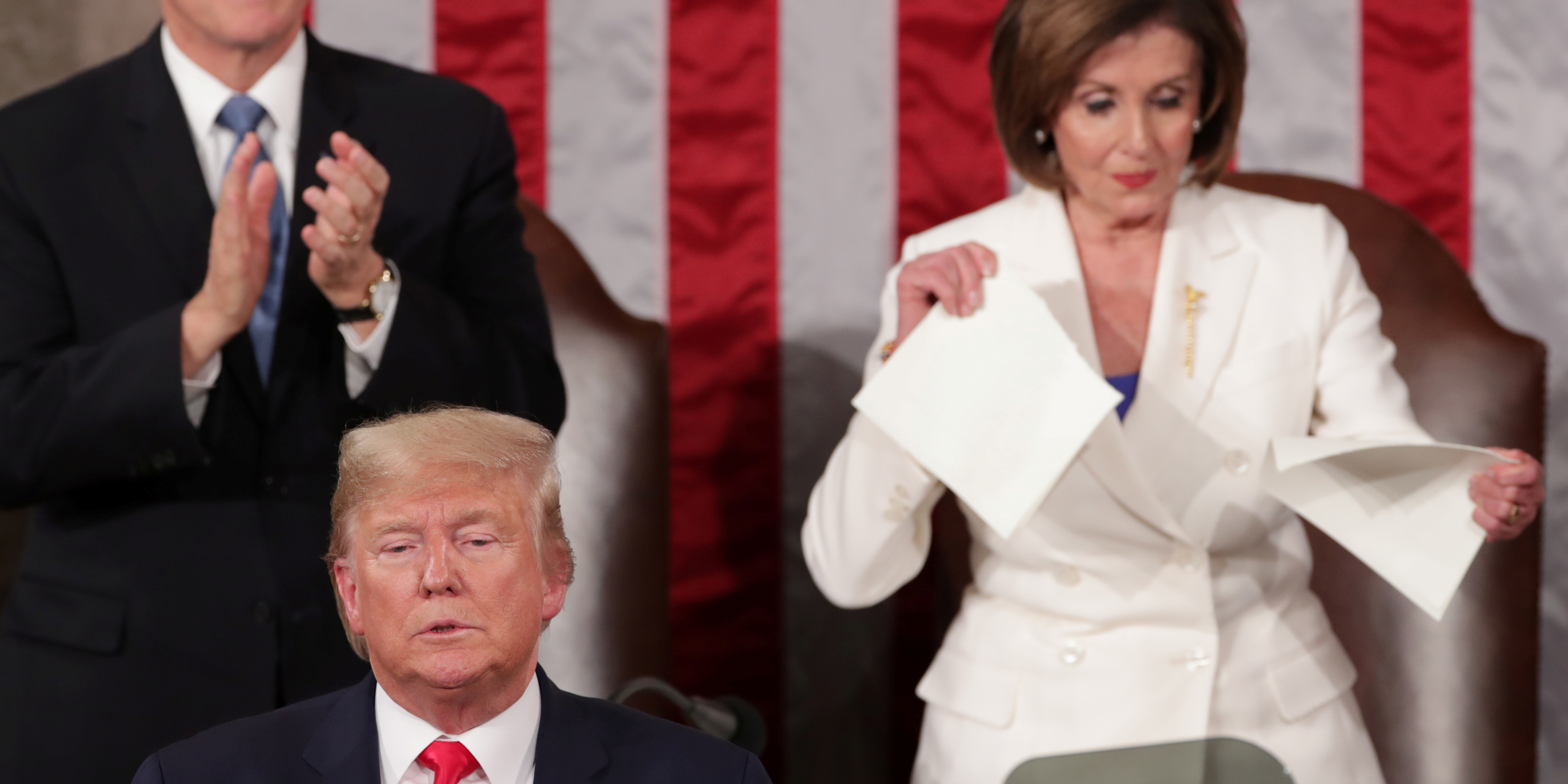 washington-le-4-fevrier-2020-donald-trump-a-ostensiblement-evite-de-serrer-la-main-a-nancy-pelosi-qui-en-retour-a-dechire-dans-un-geste-spectaculaire-sa-copie-du-discours