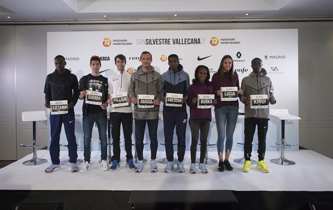 Abadía y Guerra con el resto de participanes de la San Silvestre 2017 | PRENSA SAN SILVESTRE VALLECANA ep abadia y guerrarestoparticipanesla san silvestre 2017