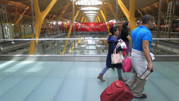 ep aeropuertobarajas turismo turistas viajeros viajes avion aena salidas llegadas retrasos maletas equipaje puente aereo