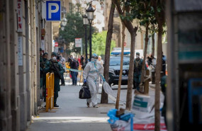 ep agentes de la guardia civil totalmente protegidos salen de un domicilio de la calle de josep