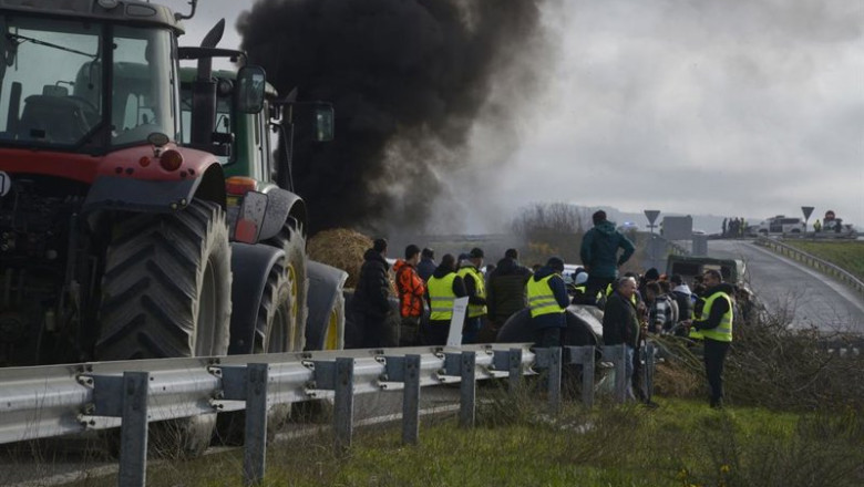 Agricultores y ganaderos cortan la A-52 con tractores y rollos de paja, a 10 de enero de 2026, en Xinzo de Limia, Orense, Galicia (España). El corte, que afecta a los dos carriles de circulación de la autovía durante varios kilómetros, es una protesta de | Rosa Veiga - Europa Press ep agricultores y ganaderos cortan la a 52 con tractores y rollos de paja a 10 de enero de 2026 en