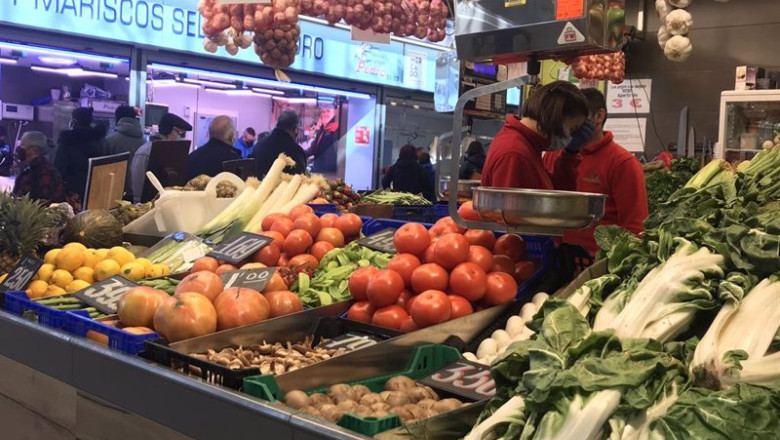 ep archivo acelgas con otras verduras y horatlizas en puesto del mercado central ep archivo acelgas con otras verduras y horatlizas en puesto del mercado central