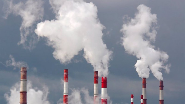 ep archivo - chimeneas emitiendo humo a la atmosfera