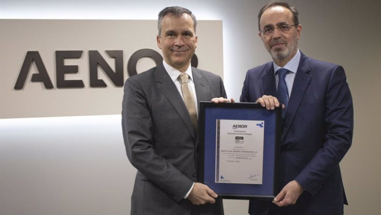 ep archivo el consejero delegado de aenor rafael garcia meiro hace entrega del certificado de la ep archivo el consejero delegado de aenor rafael garcia meiro hace entrega del certificado de la