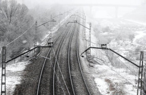 ep archivo   imagen de archivo de vias de tren cubiertas por nieve